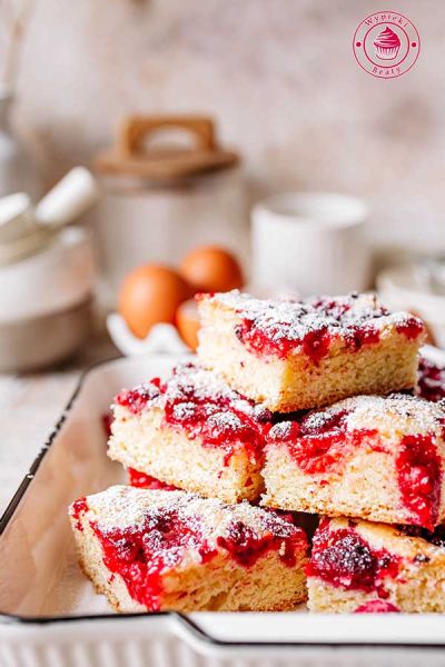 ciasto blondie z malinami ze zdjęciami krok po kroku przepis na blondie z mrożonymi malinami prosty przepis