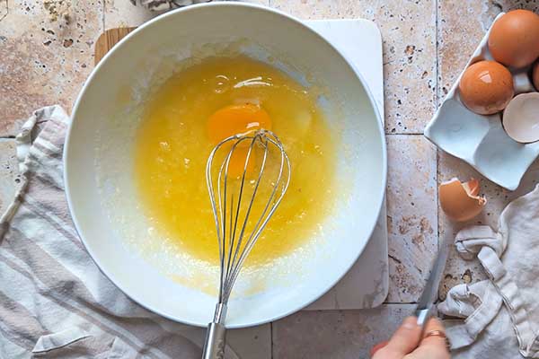 Ciasto blondie z malinami dodawanie jajek do ciasta na blondie