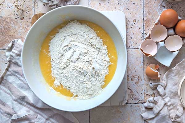 Ciasto blondie z malinami dodawanie mąki do ciasta blondie