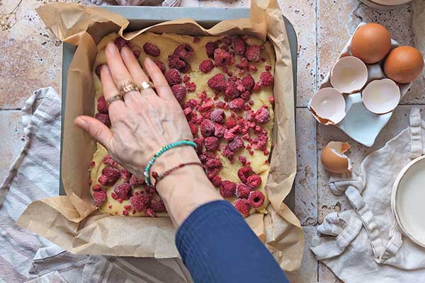 Ciasto blondie z malinami wykładanie malin na wierzch ciasta blondie
