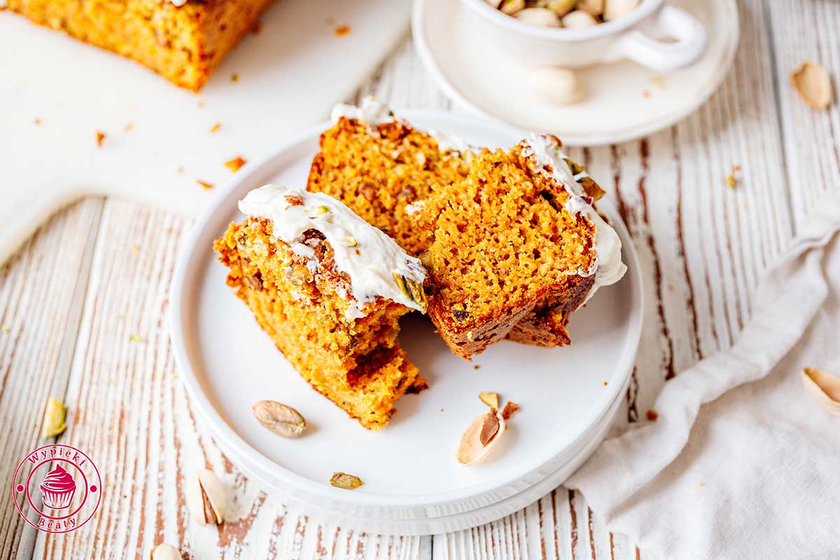 wilgotne ciasto marchewkowe z pistacjami prosty przepis krok po kroku przepis krok po kroku na proste ciasto marchewkowe z pistacjami i twarożkiem
