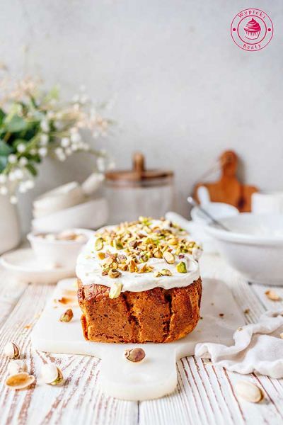 przepis krok po kroku na wilgotne ciasto z marchewką i pistacjami ciasto marchewkowe pieczone z pistacjami i podane z kremem twarożkowym