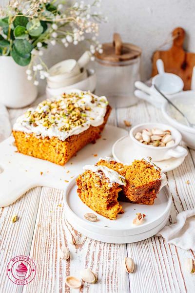 domowe ciasto pieczone z tartą marchewką i podane z kremem z twarożku szybki przepis na wilgotne ciasto marchewkowe z pistacjami i twarożkiem