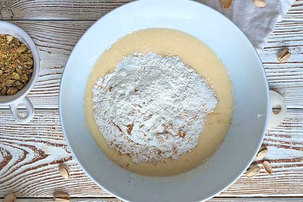 Ciasto marchewkowe z pistacjami dodawanie suchych składników ciasta do mokrych