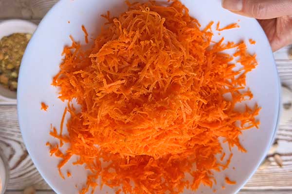 Ciasto marchewkowe z pistacjami marchewka starta do ciasta marchewkowego