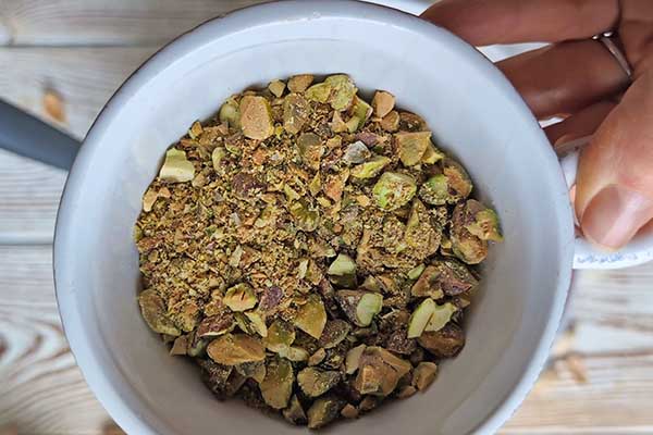 Ciasto marchewkowe z pistacjami posiekane pistacje do ciasta