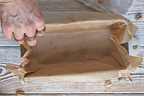 Ciasto marchewkowe z pistacjami forma do pieczenia ciasta wyłożona papierem do pieczenia