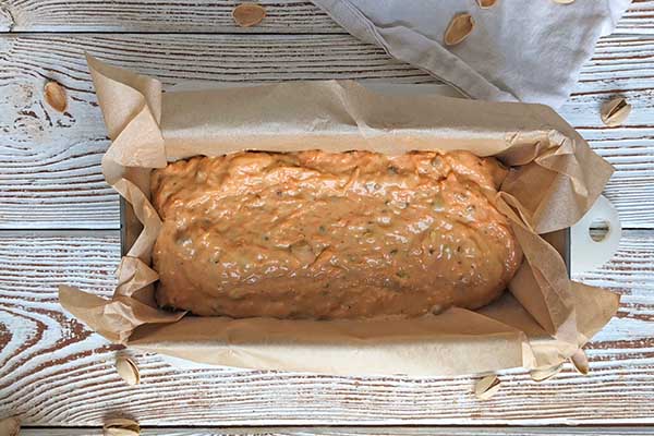 Ciasto marchewkowe z pistacjami ciasto marchewkowe w formie do pieczenia