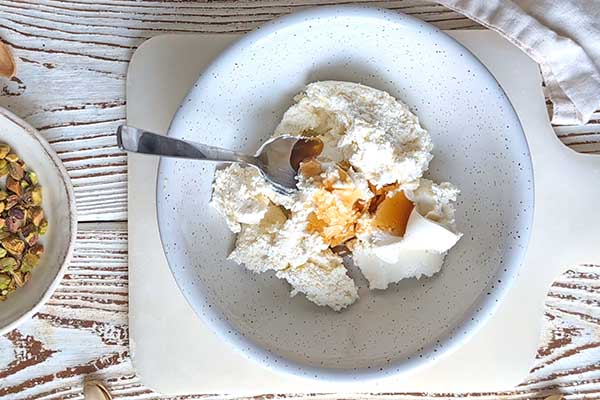 Ciasto marchewkowe z pistacjami przygotowanie kremu twarożokowego