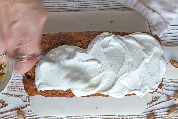 Ciasto marchewkowe z pistacjami smarowanie ciasta marchewkowego kremem twarożkowym