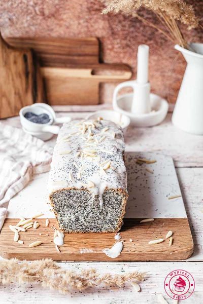 fluffy and soft poppy seed bundt cake with icing simple zero-waste recipe using egg whites and poppy seeds