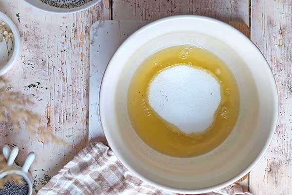 Egg White Poppy seed cake białka i cukier przygotowane do miksowania na ciasto