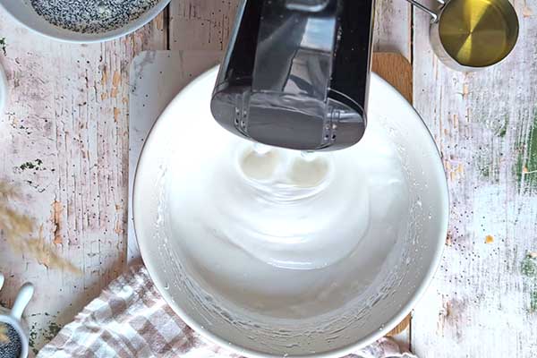 Egg White Poppy seed cake zmiksowane białka z cukrem