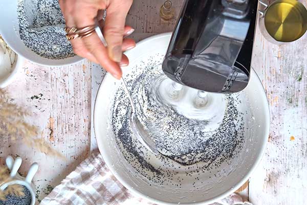 Egg White Poppy seed cake dodawanie suchych składników na ciasto