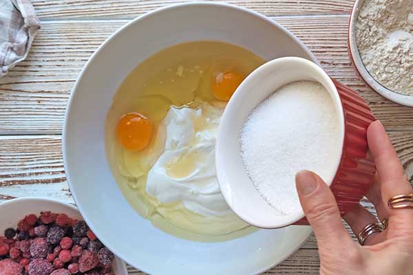 Wilgotne muffiny cytrynowe z owocami dodawanie mokrych składników i cukru na muffiny cytrynowe