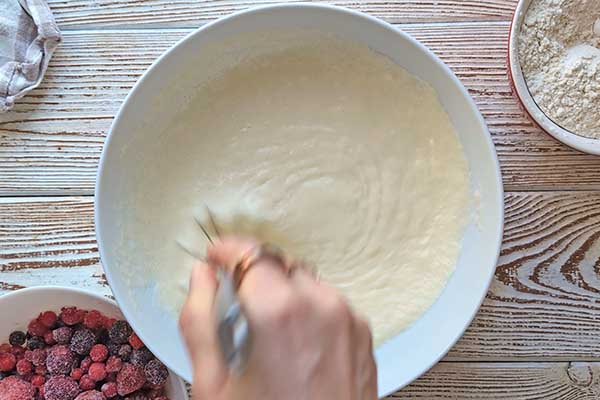 Wilgotne muffiny cytrynowe z owocami wymieszane mokre składniki na muffiny