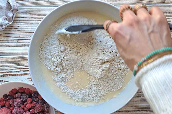 Wilgotne muffiny cytrynowe z owocami dodawanie mąki z proszkiem do ciasta na cytrynowe muffiny