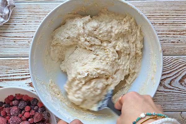 Wilgotne muffiny cytrynowe z owocami mieszanie ciasta na muffiny