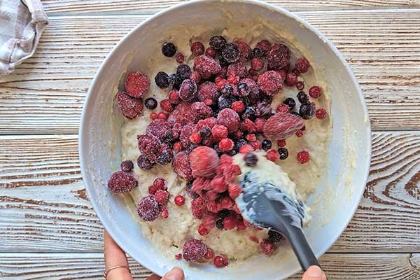 Wilgotne muffiny cytrynowe z owocami mieszanie ciasta na muffiny z mrożonymi owocami