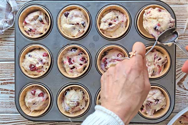 Wilgotne muffiny cytrynowe z owocami muffiny z owocami w formie do pieczenia