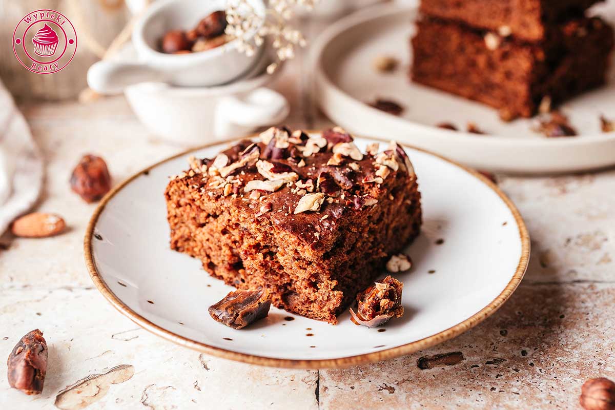 dietetyczne domowe ciasto z daktyli i masła orzechowego bez cukru i jajek szybkie daktylowe ciasto z orzechami i masłem orzechowym