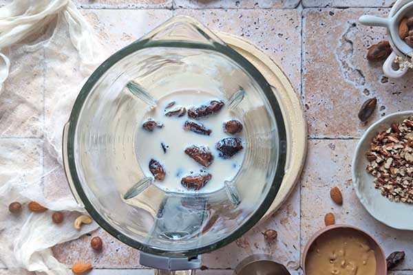 Daktylowe ciasto z orzechami daktyle zalane gorącym mlekiem