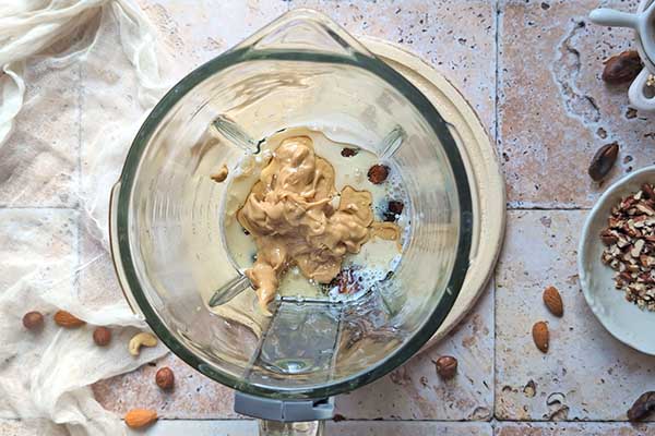 Daktylowe ciasto z orzechami dodawanie masła orzechowego i oleju do daktyli