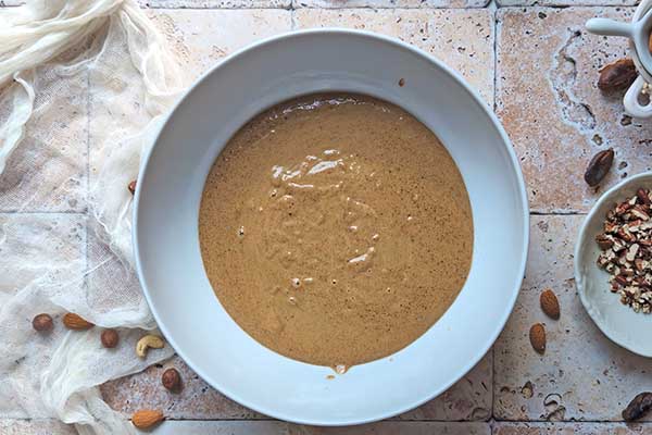 Daktylowe ciasto z orzechami zmiksowane mokre składniki na daktylowe ciasto