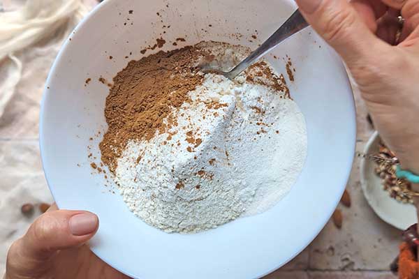 Daktylowe ciasto z orzechami mieszenie suchych składników na ciasto