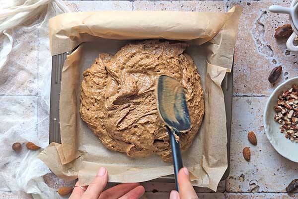 Daktylowe ciasto z orzechami wykładanie daktylowego ciasta do formy do pieczenia