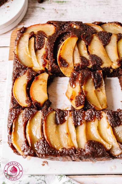 mocno wilgotne i lekko karmelowe ciasto z jabłkami i przyprawą do piernika piernikowe ciasto tatin z jabłkami