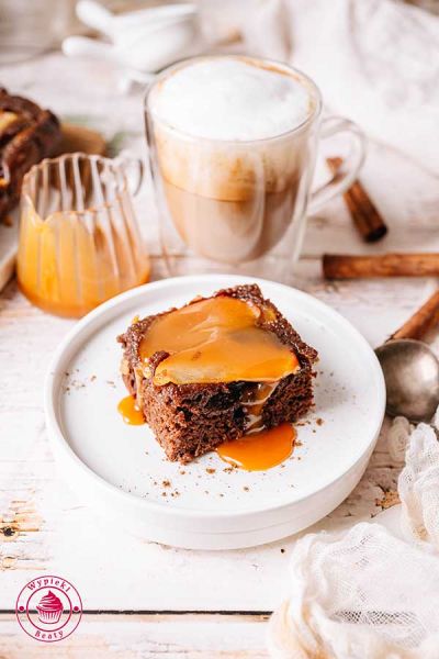 czekoladowe ciasto piernikowe z jabłkami i sosem karmelowym odwrócone piernikowe ciasto z plastrami jabłka