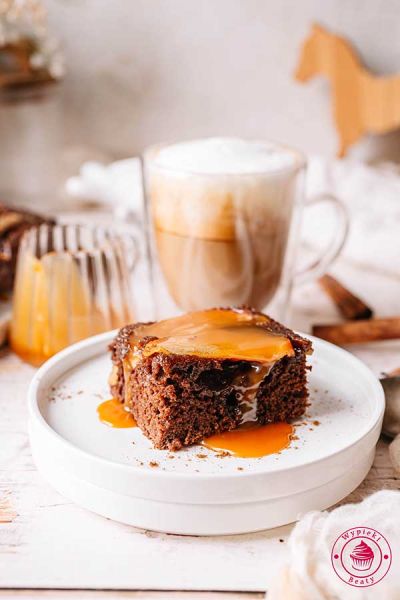 szybki i prosty piernik z jabłkami w karmelu odwrócone ciasto piernikowe z jabłkami