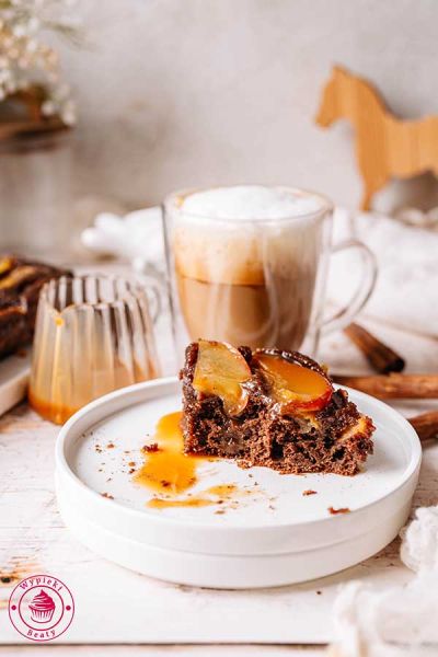 przepis na prosty piernik z karmelizowanymi jabłkami i sosem karmelowym wilgotne piernikowe ciasto z karmelizowanymi jabłkami