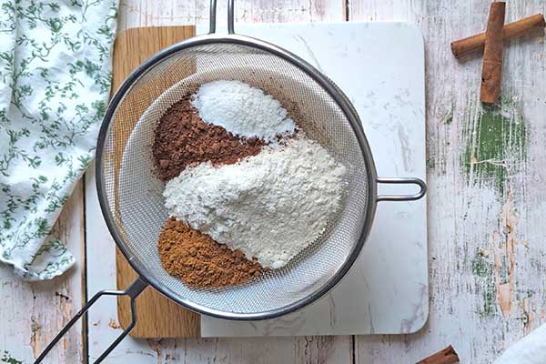 przesiewanie mąki, kakao i przypraw przez sito