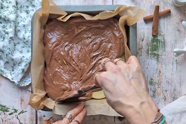 wykładanie ciasta piernikowego na jabłka w formie do pieczenia