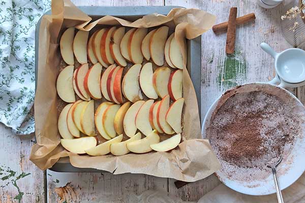 układanie plastrów jabłka w formie do pieczenia
