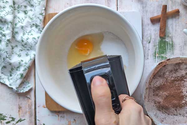 miksowanie jajek z cukrem