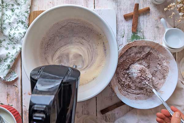 miksowanie ciasta z przesianą mąką z kakao