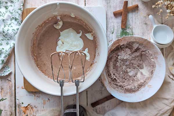 dodawanie jogurtu greckiego do ciasta piernikowego