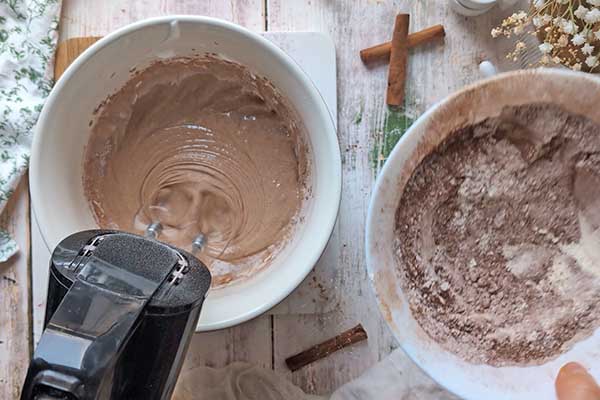 dodawanie przesianej mąki z kakao do ciasta