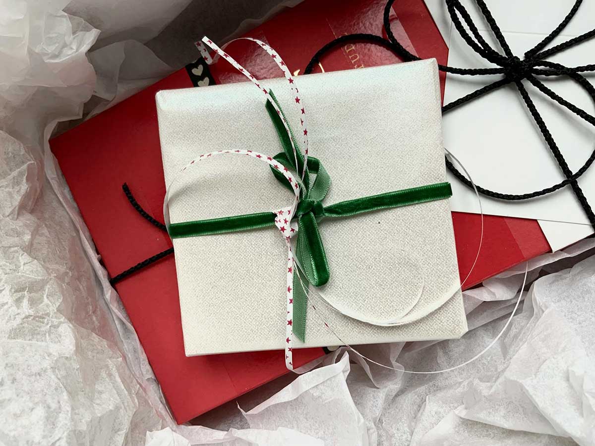 zdjęcie prezentu z kokardką Zestawy prezentowe dla firm i klientów biznesowych – inspiracje, wybór i estetyczna oprawa