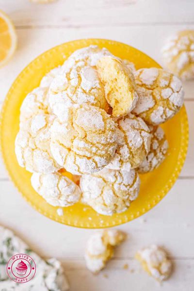 szybkie ciastka cytrynowe przepis z filmem i zdjęciami widok od góry na paterę z cytrynowymi ciasteczkami obtoczonymi w cukrze pudrze