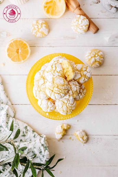 widok na domowe miękkie w środku ciastka cytrynowe obtaczane w cukrze łatwy przepis krok po kroku na cytrynowe ciasteczka