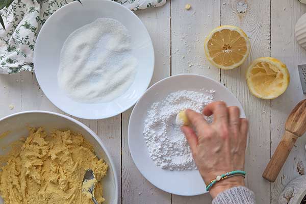 Popękane ciastka cytrynowe obtaczanie ciasteczek cytrynowych w cukrze pudrze