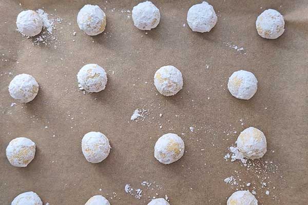 Popękane ciastka cytrynowe ciastka cytrynowe ułożone na blaszce do pieczenia