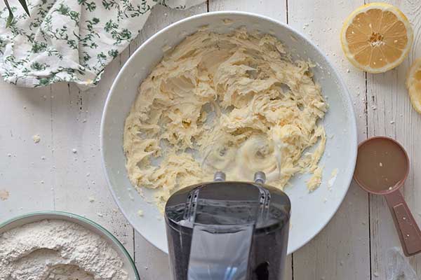 Popękane ciastka cytrynowe zmiksowane masło z cukrem na ciastka