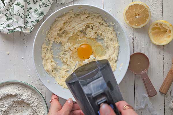 Popękane ciastka cytrynowe dodawanie jajka do ciasta na ciastka