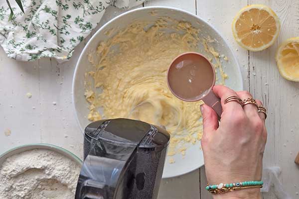 Popękane ciastka cytrynowe dodawanie soku z cytryny do ciasta na ciastka cytrynowe