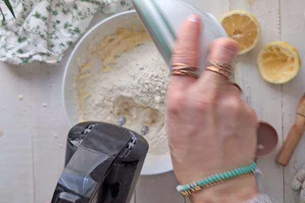 Popękane ciastka cytrynowe dodawanie mąki do ciasta na ciastka cytrynowe